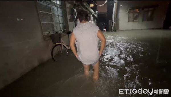 ▲▼ 丹娜絲雨彈強灌！高雄旗津污水廠「大爆管」　50戶淹慘了積水40cm 。（圖／記者賴文萱翻攝）
