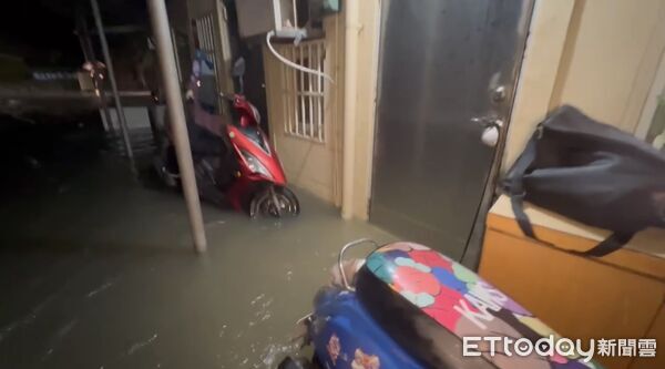 ▲▼ 丹娜絲雨彈強灌！高雄旗津污水廠「大爆管」　50戶淹慘了積水40cm 。（圖／記者賴文萱翻攝）