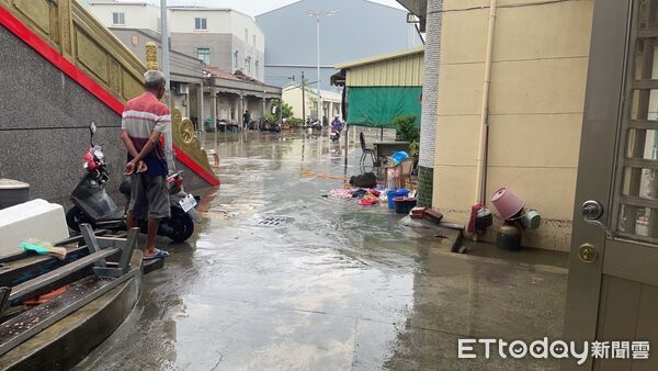 ▲▼ 丹娜絲雨彈強灌！高雄旗津污水廠「大爆管」　50戶淹慘了積水40cm 。（圖／記者賴文萱翻攝）