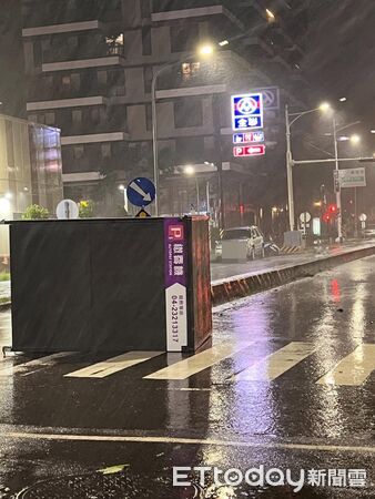 ▲丹娜絲太狂！台南繳費機「離家出走了」　網看傻：快支援收銀。（圖／huang.tomato授權引用）