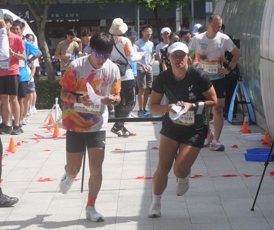 ▲拿徙男女冠軍的簡俊傑(左）、林冠妤剛好同時山出發、有不少家長帶著小朋友一同來體驗定向越野的樂趣。（圖／中華民國定向越野協會提供）