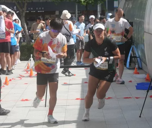 ▲拿徙男女冠軍的簡俊傑(左）、林冠妤剛好同時山出發、有不少家長帶著小朋友一同來體驗定向越野的樂趣。（圖／中華民國定向越野協會提供）