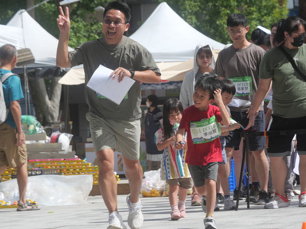 ▲拿徙男女冠軍的簡俊傑(左）、林冠妤剛好同時山出發、有不少家長帶著小朋友一同來體驗定向越野的樂趣。（圖／中華民國定向越野協會提供）