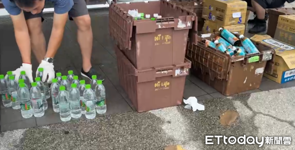 ▲▼            台南新營區超商的玻璃窗整片被吹掀。（圖／民眾提供，下同）
