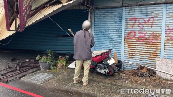 ▲台南麻豆住家倒塌，屋主站在房前久久不語。（圖／民眾提供）