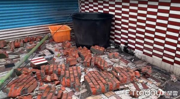 ▲台南市7日受強颱丹娜絲侵襲，最大陣風飆至16級，導致台南麻豆地區交流道附近有多家鐵厝民宅倒塌。（記者林東良翻攝，下同）