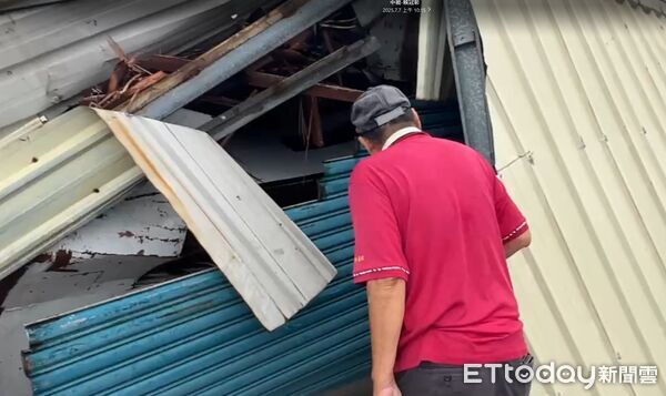 ▲台南市7日受強颱丹娜絲侵襲，最大陣風飆至16級，導致台南麻豆地區交流道附近有多家鐵厝民宅倒塌。（記者林東良翻攝，下同）