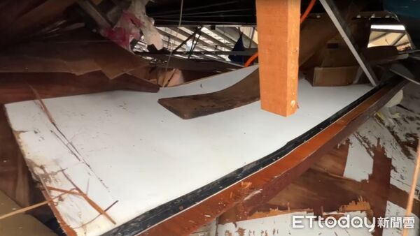 ▲台南市7日受強颱丹娜絲侵襲，最大陣風飆至16級，導致台南麻豆地區交流道附近有多家鐵厝民宅倒塌。（記者林東良翻攝，下同）