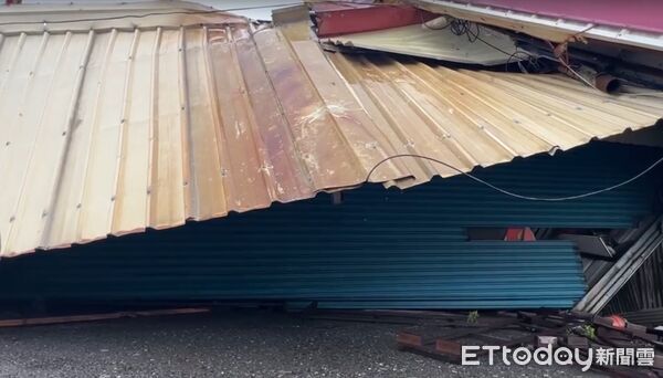 ▲台南市7日受強颱丹娜絲侵襲，最大陣風飆至16級，導致台南麻豆地區交流道附近有多家鐵厝民宅倒塌。（記者林東良翻攝，下同）