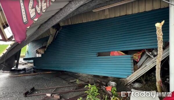 ▲台南市7日受強颱丹娜絲侵襲，最大陣風飆至16級，導致台南麻豆地區交流道附近有多家鐵厝民宅倒塌。（記者林東良翻攝，下同）