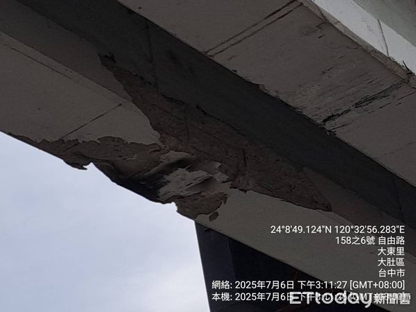 ▲載大型機具太高硬要過，拖板車猛撞天橋GG了。（圖／台中市政府提供）