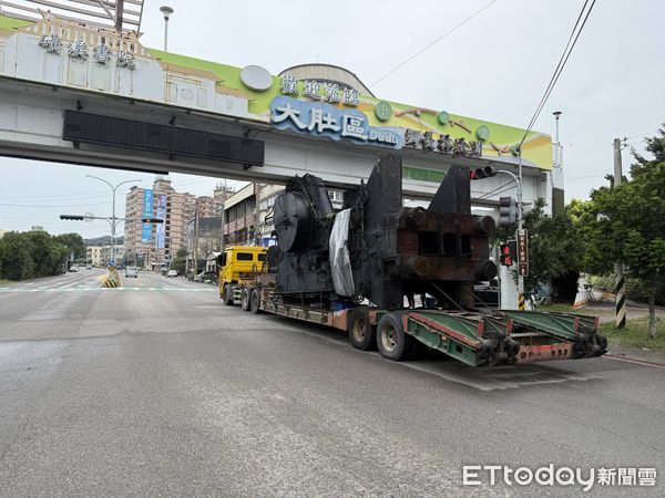 ▲載大型機具太高硬要過，拖板車猛撞天橋GG了。（圖／台中市政府提供）