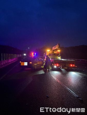 ▲國道死亡車禍，26歲駕駛自撞，送醫搶救無效亡。（圖／記者翁伊森翻攝，下同）