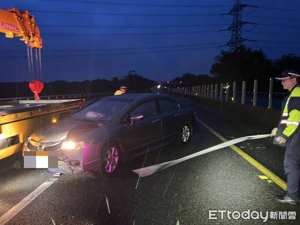 ▲國道死亡車禍，26歲駕駛自撞，送醫搶救無效亡。（圖／記者翁伊森翻攝，下同）