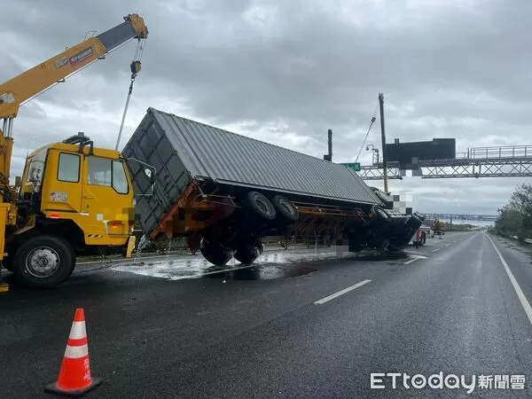 ▲國道1號台南段7日凌晨發生大貨車翻覆事故，所幸無人傷亡，警方迅速處理現場。（記者林東良翻攝，下同）