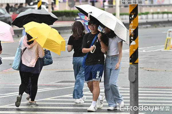 ▲▼丹娜絲颱風逐漸遠離台灣，中央氣象署宣布解除陸上警報，北市街頭仍有局部風雨。天氣,行人,路人,雷雨,大雨,大雷雨,下雨,雨天,豪大雨,午後雷陣雨,梅雨,降雨,氣象,豪雨,西南氣流,颱風外圍環流,滯留鋒面,撐傘,雨傘,陰雨綿綿,潮濕,濕度,熱對流,強風警報,天氣配圖。（圖／記者李毓康攝）