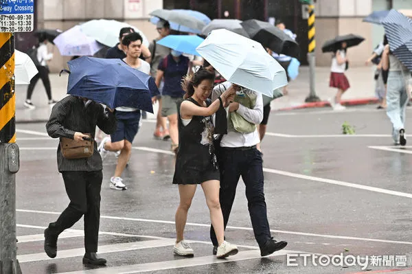 ▲▼丹娜絲颱風逐漸遠離台灣，中央氣象署宣布解除陸上警報，北市街頭仍有局部風雨。天氣,行人,路人,雷雨,大雨,大雷雨,下雨,雨天,豪大雨,午後雷陣雨,梅雨,降雨,氣象,豪雨,西南氣流,颱風外圍環流,滯留鋒面,撐傘,雨傘,陰雨綿綿,潮濕,濕度,熱對流,強風警報,天氣配圖。（圖／記者李毓康攝）