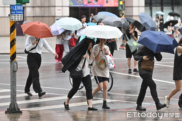▲▼丹娜絲颱風逐漸遠離台灣，中央氣象署宣布解除陸上警報，北市街頭仍有局部風雨。天氣,行人,路人,雷雨,大雨,大雷雨,下雨,雨天,豪大雨,午後雷陣雨,梅雨,降雨,氣象,豪雨,西南氣流,颱風外圍環流,滯留鋒面,撐傘,雨傘,陰雨綿綿,潮濕,濕度,熱對流,強風警報,天氣配圖。（圖／記者李毓康攝）