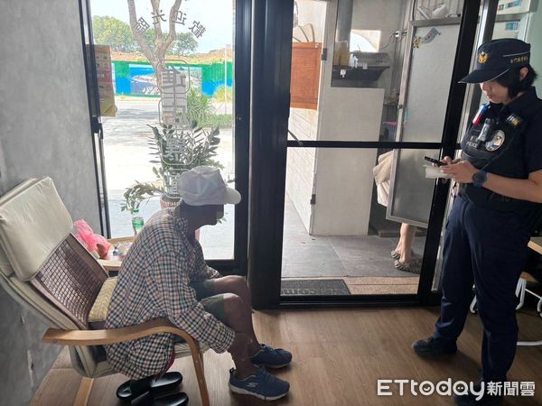 ▲颱風前夕老翁搭公車訪友卻迷失方向，警方到場與民眾合力將老人送返家。（圖／記者林名揚翻攝）