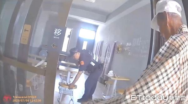 ▲颱風前夕老翁搭公車訪友卻迷失方向，警方到場與民眾合力將老人送返家。（圖／記者林名揚翻攝）