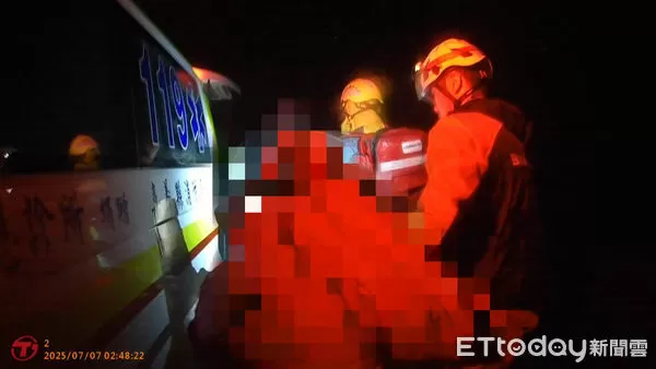 ▲嘉義老農颱風夜巡田水，車輛當場被風颳落田中翻覆，1死2重傷。（圖／記者翁伊森翻攝，下同）