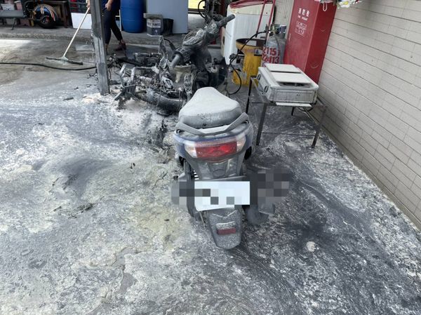 ▲彰化充電中的電動機車竄火波及一旁機車。（圖／民眾提供）