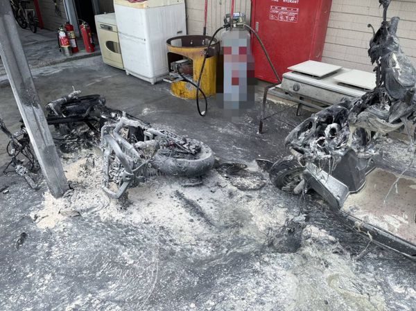 ▲彰化充電中的電動機車竄火波及一旁機車。（圖／民眾提供）