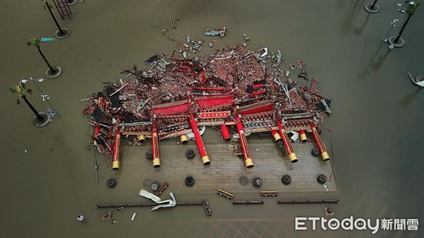▲南鯤鯓牌樓倒塌。（圖／「大雄空拍」授權引用，下同）