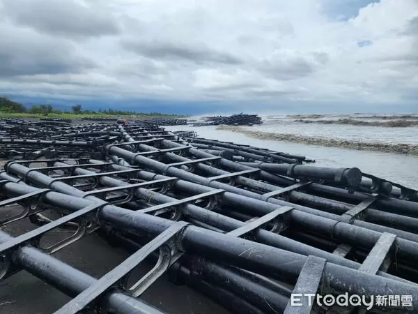 ▲▼             屏東佳冬太陽能板平台全毀。（圖／民眾提供，下同）