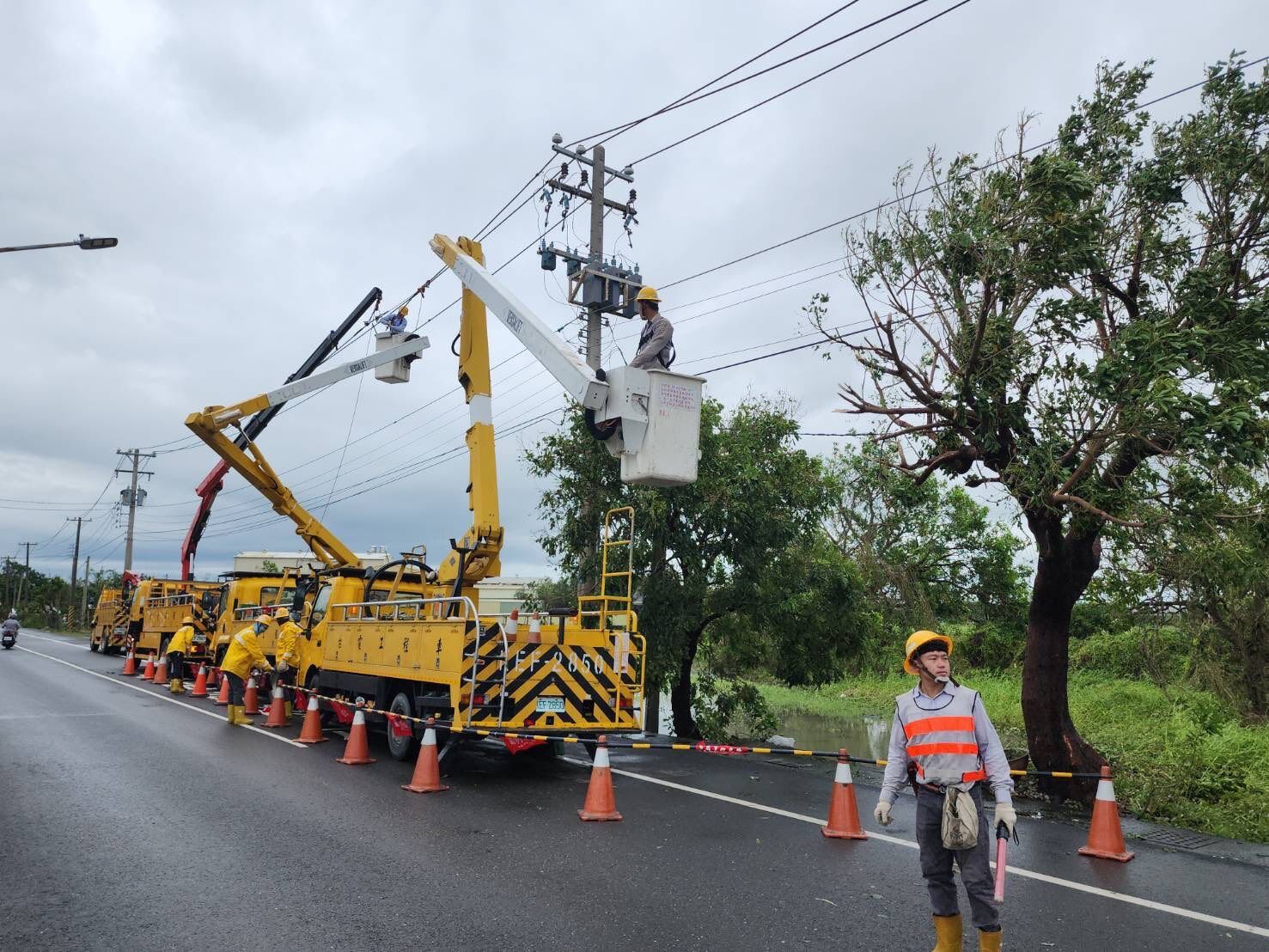 ▲▼丹娜絲重創台南，台電人員搶修。（圖／翻攝自Facebook／黃偉哲）