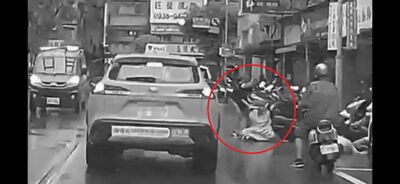 驚悚畫面曝！土城男當街砍死妻、小姨子　遭民眾攔阻駕車逃