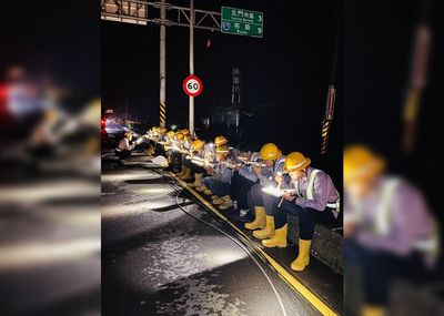 台南仍有9.2萬戶停電　台電人員摸黑坐路邊吃飯！感動4.9萬人