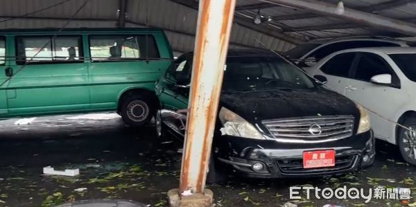 ▲台南新營1家7月2日開幕的鍍膜店被強風吹塌，蔡先生表示，颱風風大雨大，沒想到會變成這樣，一看只覺得「心痛」。（圖／記者林東良翻攝，下同）