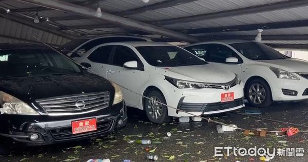 ▲台南新營1家7月2日開幕的鍍膜店被強風吹塌，蔡先生表示，颱風風大雨大，沒想到會變成這樣，一看只覺得「心痛」。（圖／記者林東良翻攝，下同）