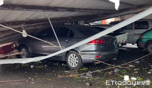 ▲台南新營1家7月2日開幕的鍍膜店被強風吹塌，蔡先生表示，颱風風大雨大，沒想到會變成這樣，一看只覺得「心痛」。（圖／記者林東良翻攝，下同）