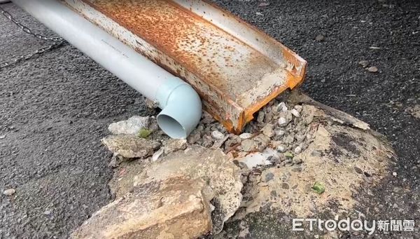 ▲台南新營1家7月2日開幕的鍍膜店被強風吹塌，蔡先生表示，颱風風大雨大，沒想到會變成這樣，一看只覺得「心痛」。（圖／記者林東良翻攝，下同）