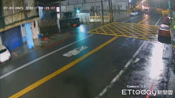 ▲▼   丹娜絲颱風襲雲林，最大陣風飆破17級，掀翻汽車、吹倒路樹，災情頻傳。今（7）日凌晨1點多北港一輛貨車被強風吹翻，另台大醫院雲林分院復健大樓前方樹倒，壓到民間救護車，現場畫面也曝光。          。（圖／記者游瓊華翻攝）