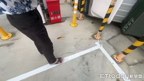 ▲▼   丹娜絲颱風襲雲林，最大陣風飆破17級，掀翻汽車、吹倒路樹，災情頻傳。今（7）日凌晨1點多北港一輛貨車被強風吹翻，另台大醫院雲林分院復健大樓前方樹倒，壓到民間救護車，現場畫面也曝光。          。（圖／記者游瓊華翻攝）