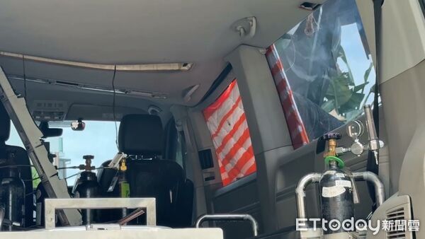 ▲▼   丹娜絲颱風襲雲林，最大陣風飆破17級，掀翻汽車、吹倒路樹，災情頻傳。今（7）日凌晨1點多北港一輛貨車被強風吹翻，另台大醫院雲林分院復健大樓前方樹倒，壓到民間救護車，現場畫面也曝光。          。（圖／記者游瓊華翻攝）