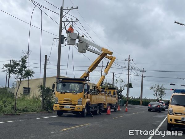 ▲台電調度全台9區支援搶修人力與機具，進駐台南災區全力復電。（記者林東良翻攝，下同）