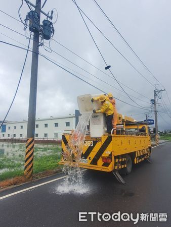 ▲台電調度全台9區支援搶修人力與機具，進駐台南災區全力復電。（記者林東良翻攝，下同）