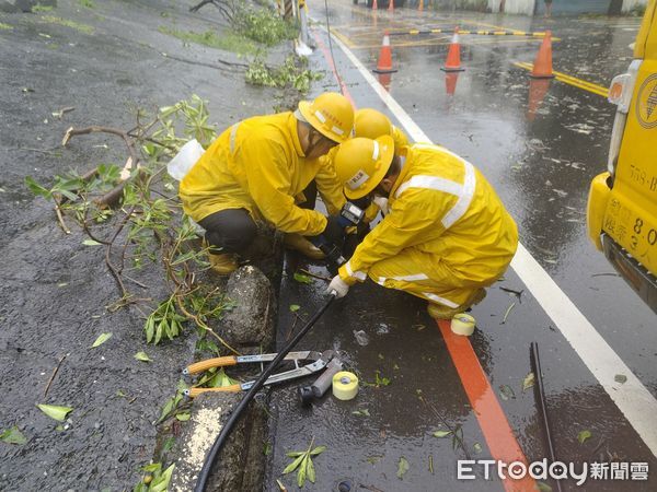 ▲台電調度全台9區支援搶修人力與機具，進駐台南災區全力復電。（記者林東良翻攝，下同）