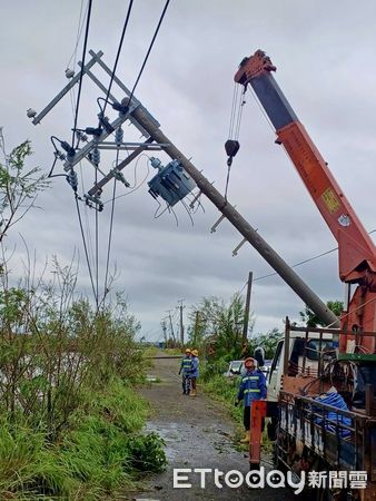 ▲台電調度全台9區支援搶修人力與機具，進駐台南災區全力復電。（記者林東良翻攝，下同）