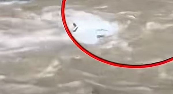 ▲▼ 陸網紅包車墜河 六對母女全失蹤罹難            。（圖／翻攝 極目新聞）