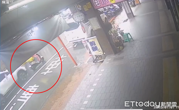 ▲▼             土城謝姓男子砍殺妻子與小姨子，追撞畫面曝光。（圖／記者陸運陞翻攝）