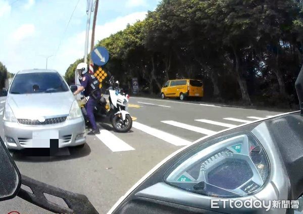 ▲偷車賊薛嫌在馬路上被警方前後包抄圍堵後動彈不得。（圖／大園警分局提供）