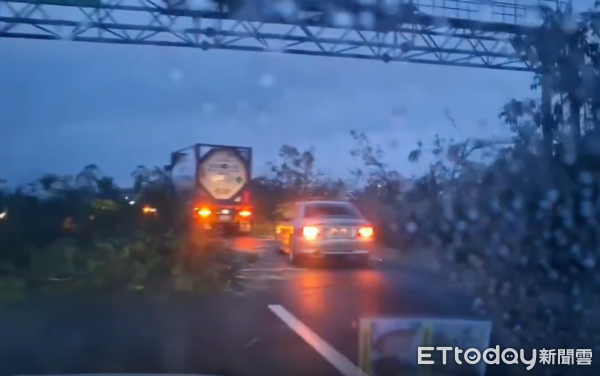 ▲清晨走國1「彷彿進到深山老路」。（圖／原PO授權引用）