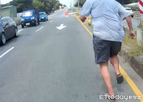 ▲▼薛嫌棄車逃逸在快車道上拔腿狂奔，為自後趕上的員警撂倒逮捕。（圖／大園警分局提供）