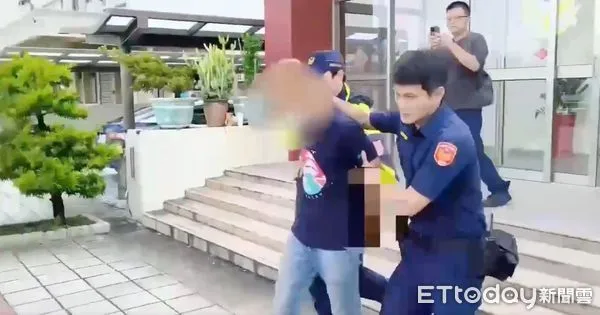 ▲土城姊夫殺妻、小姨子，遭押上車帶回土城分局。（圖／記者陳以昇翻攝，下同）