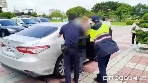 ▲土城姊夫殺妻、小姨子，遭押上車帶回土城分局。（圖／記者陳以昇翻攝，下同）